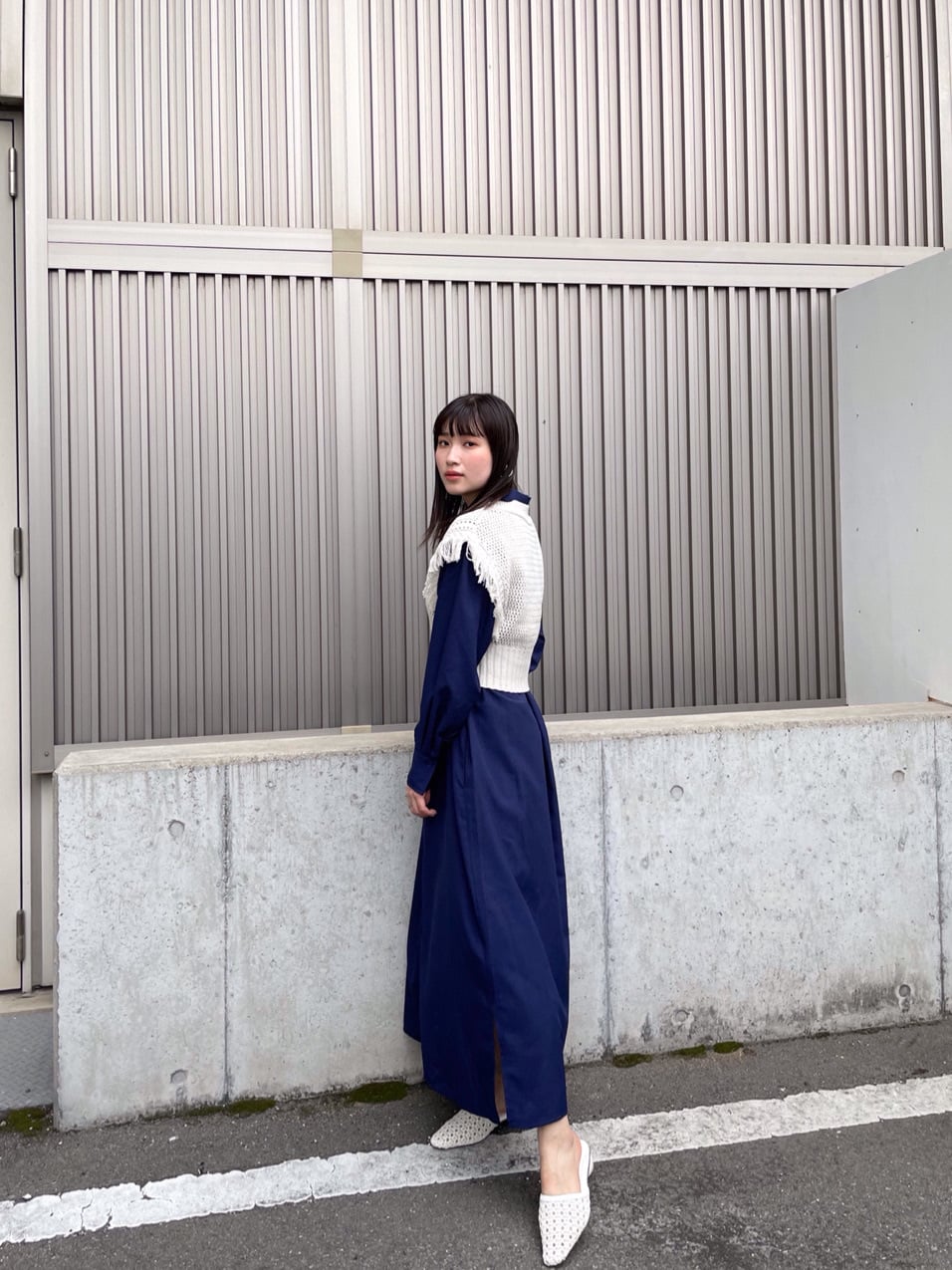 ブルー系のシャツ/ブラウス、ホワイト系のサンダル、グレー系のニット/セーターを着用したレディースの春コーディネートの2枚目の写真