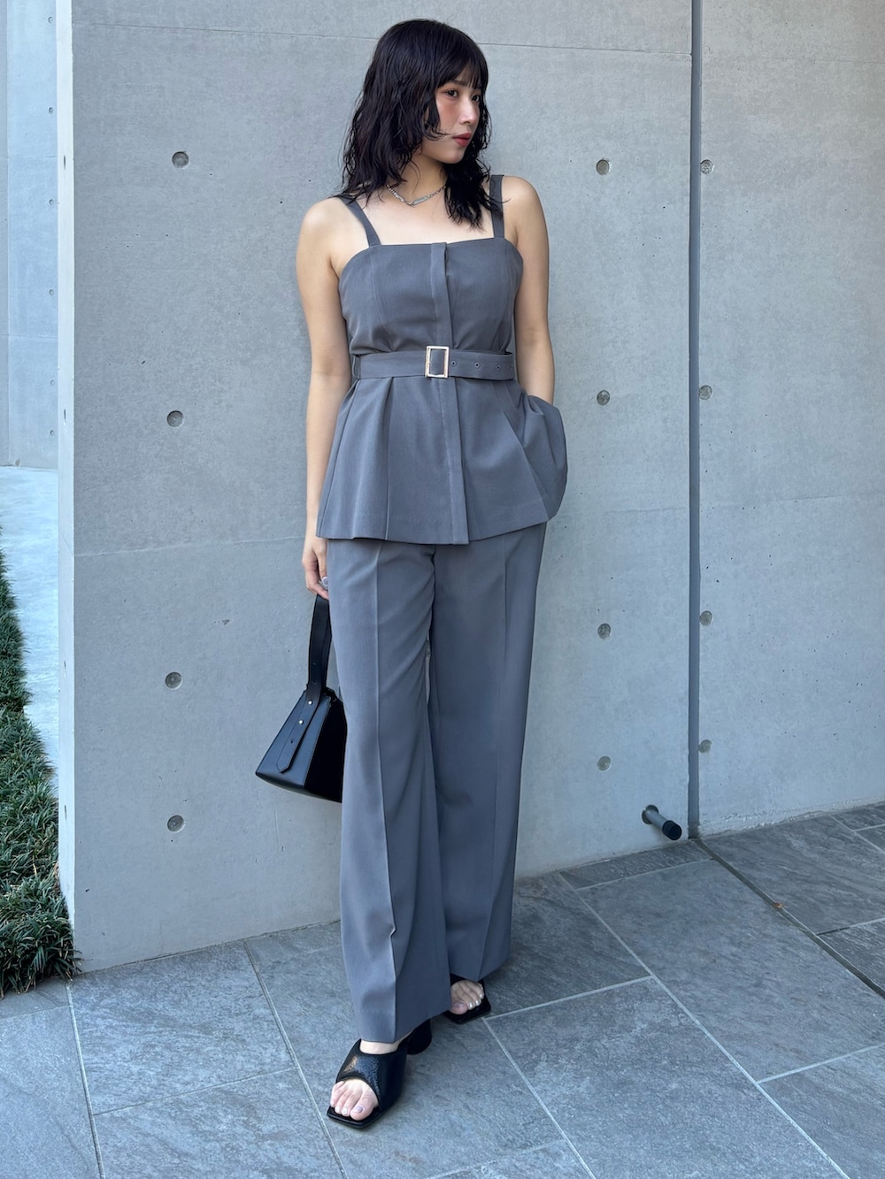 グレー系のテーラードジャケット、グレー系のベスト、グレー系のその他パンツを着用したレディースの冬コーディネートの3枚目の写真