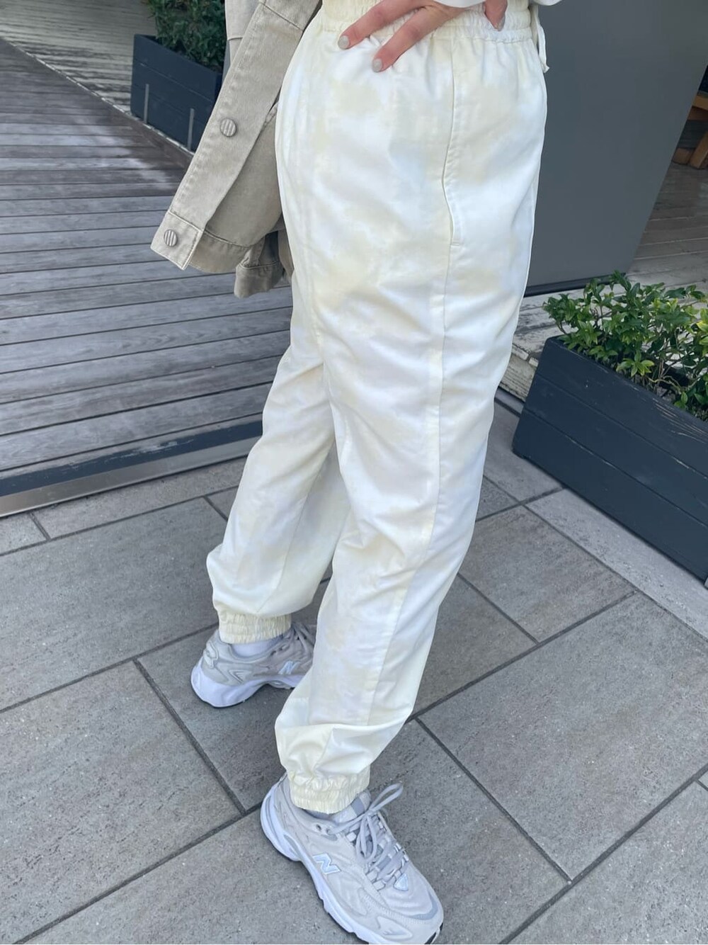 ベージュ系のデニムジャケット、その他のその他パンツ、ホワイト系のTシャツ/カットソーを着用したレディースの春コーディネートの8枚目の写真