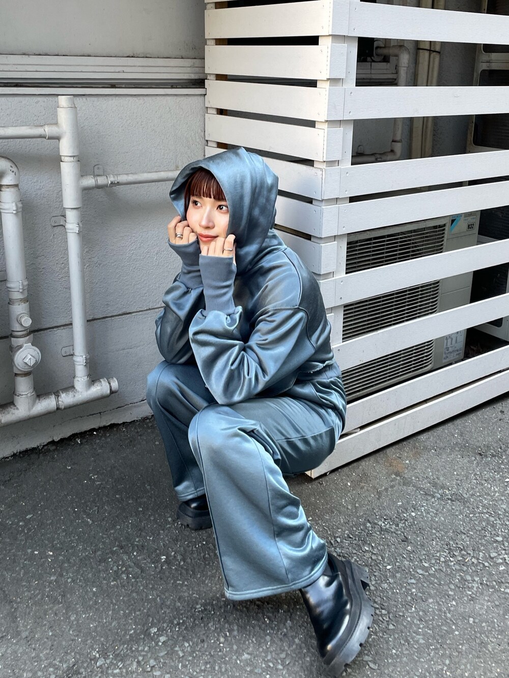 ブルー系のその他パンツ、ブルー系のTシャツ/カットソーを着用したレディースの冬コーディネートの3枚目の写真