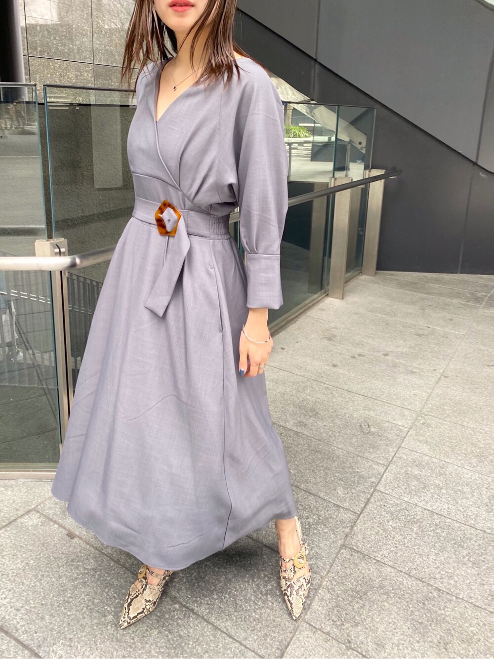 ブルー系のワンピース、その他のパンプスを着用したレディースの春コーディネートの5枚目の写真