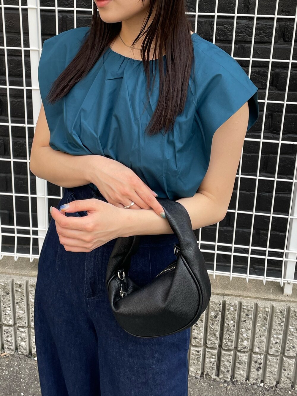 ブルー系のデニムパンツ、ブラック系のサンダル、ブルー系のシャツ/ブラウスを着用したレディースの春コーディネートの4枚目の写真