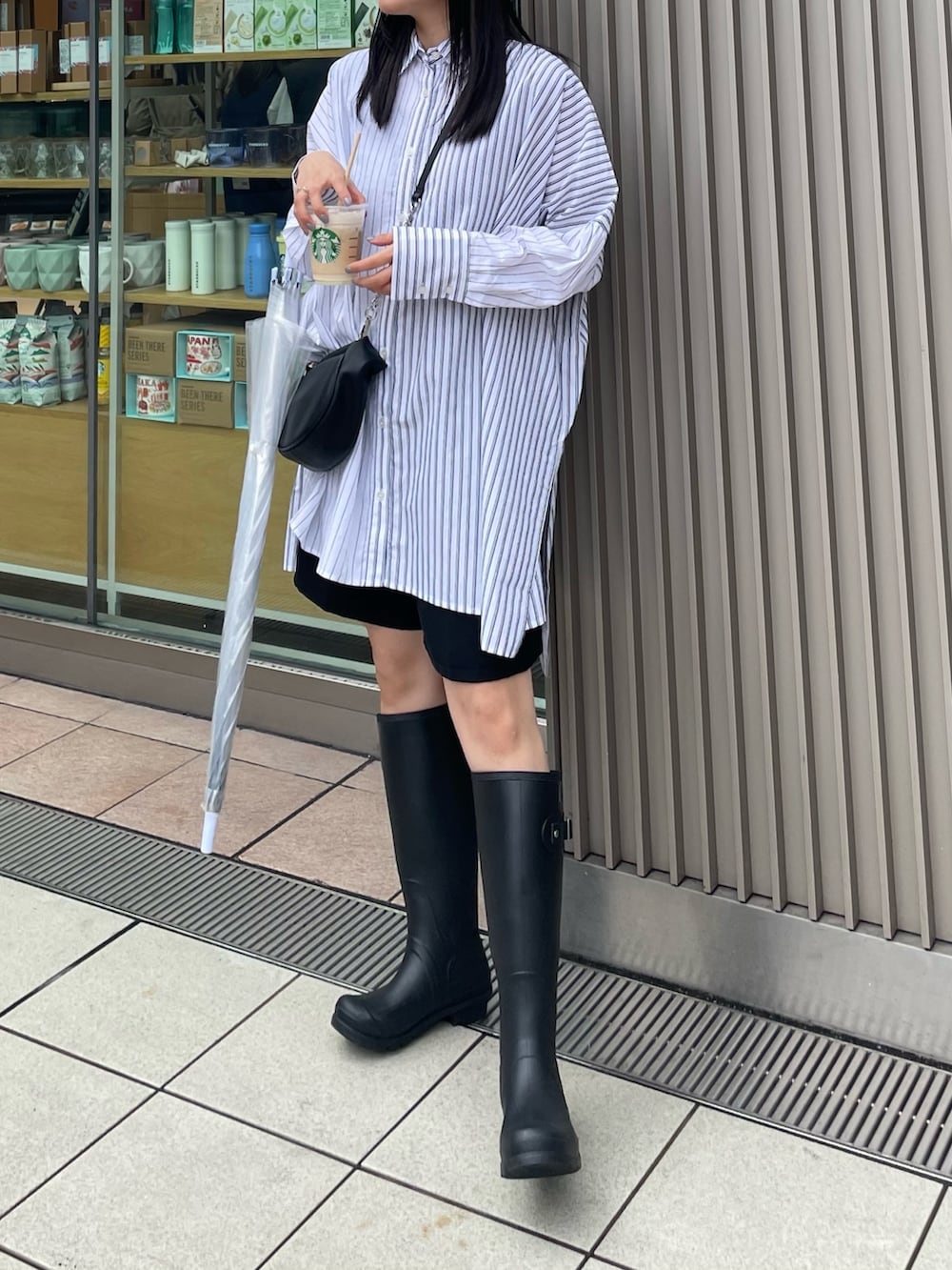 ホワイト系のシャツ/ブラウス、ブラック系のハンドバッグを着用したレディースの春コーディネートの3枚目の写真