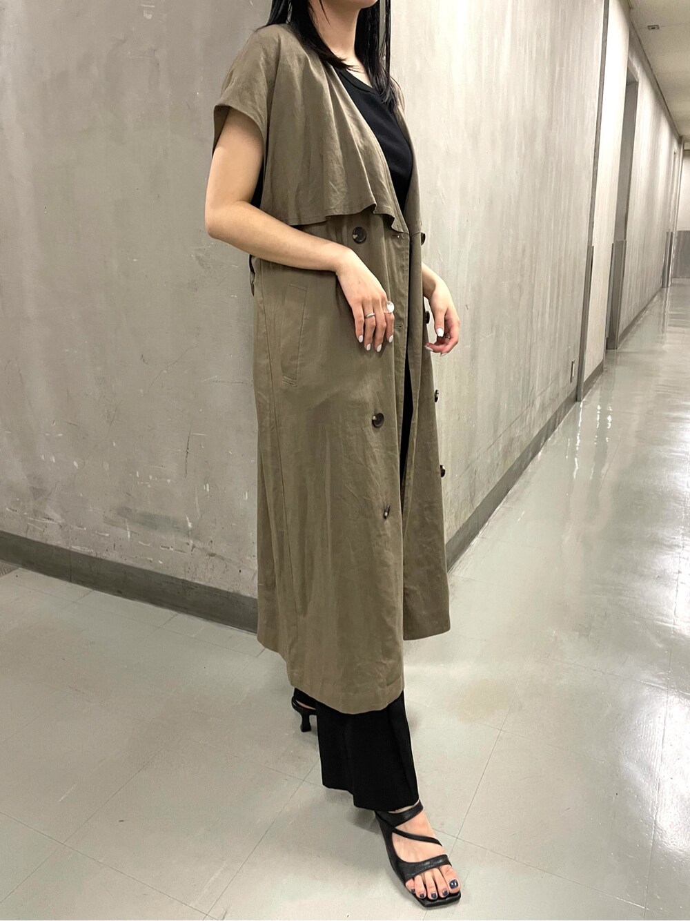 ブラック系のその他パンツ、ブラック系のサンダル、ベージュ系のベストを着用したレディースの春コーディネートの2枚目の写真