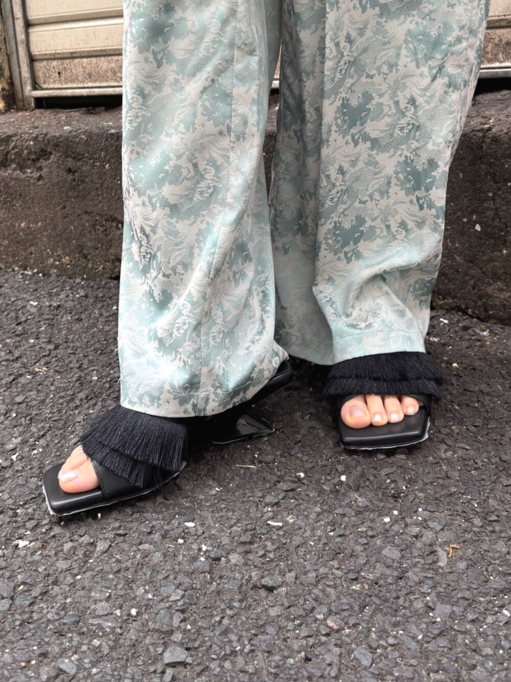 グリーン系のテーラードジャケット、グリーン系のその他パンツ、ブラック系のサンダルを着用したレディースの夏コーディネートの6枚目の写真