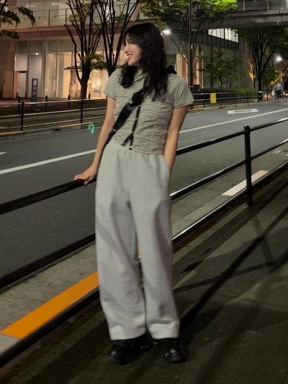 その他のシャツ/ブラウス、ブラック系のショルダーバッグ、ブラック系のスニーカーを着用したレディースの春コーディネートの3枚目の写真