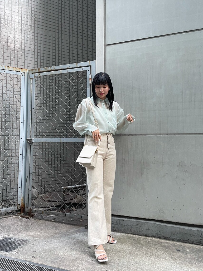 ホワイト系のその他パンツ、ホワイト系のハンドバッグ、ホワイト系のサンダルを着用したレディースの春コーディネートの3枚目の写真