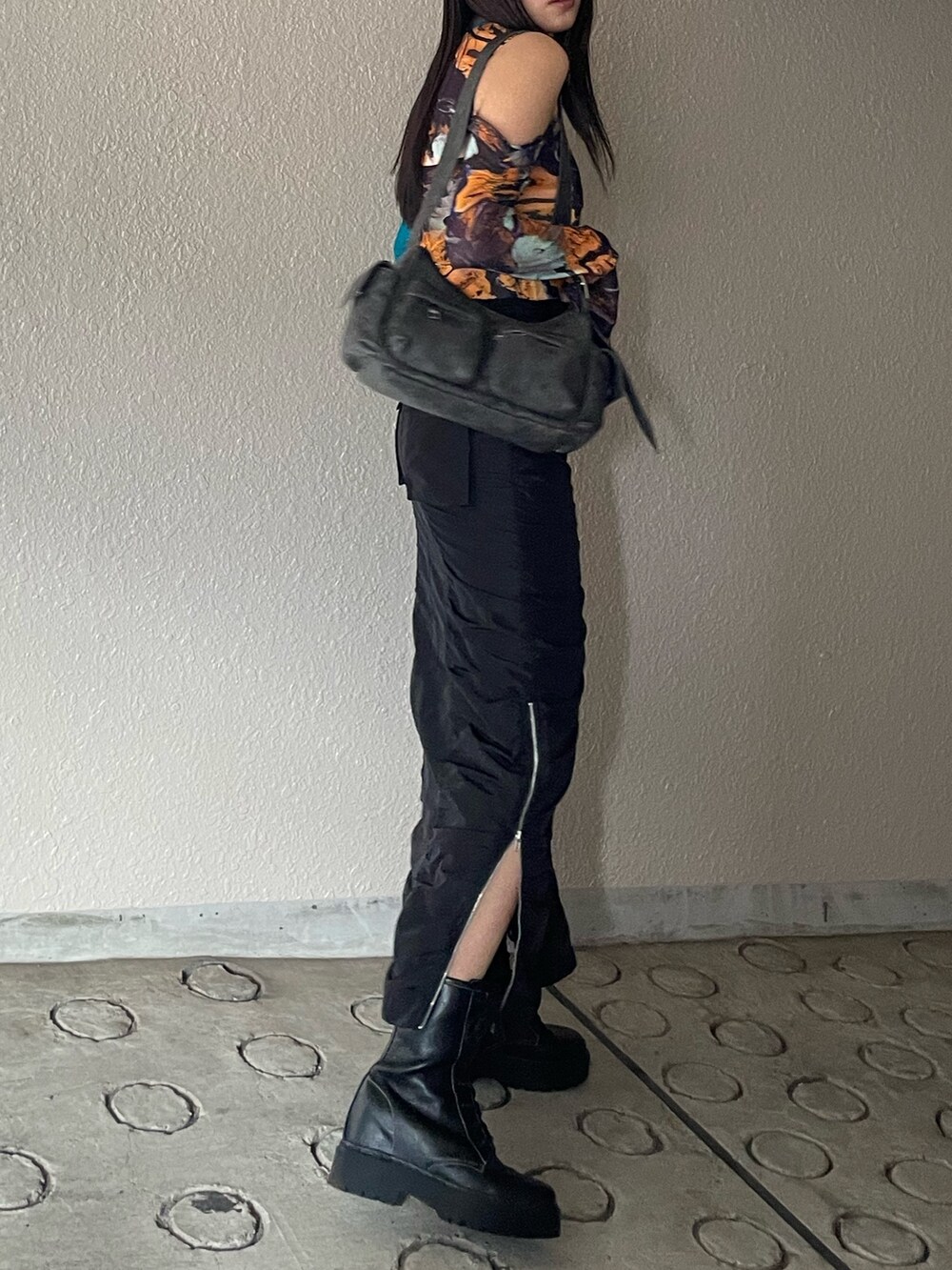 ブラック系のスカート、その他のTシャツ/カットソーを着用したレディースの春コーディネートの2枚目の写真