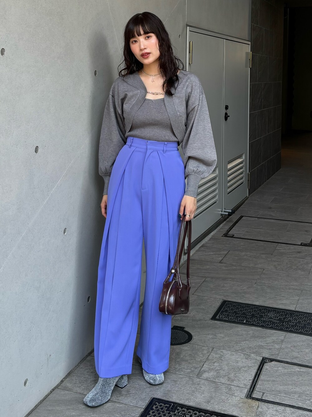 グレー系のカーディガン/ボレロ、パープル系のその他パンツを着用したレディースの夏コーディネートの2枚目の写真