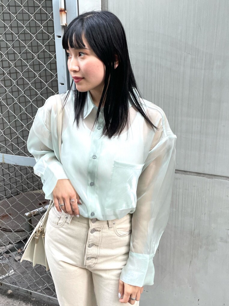 ホワイト系のその他パンツ、ホワイト系のハンドバッグ、ホワイト系のサンダルを着用したレディースの春コーディネートの5枚目の写真