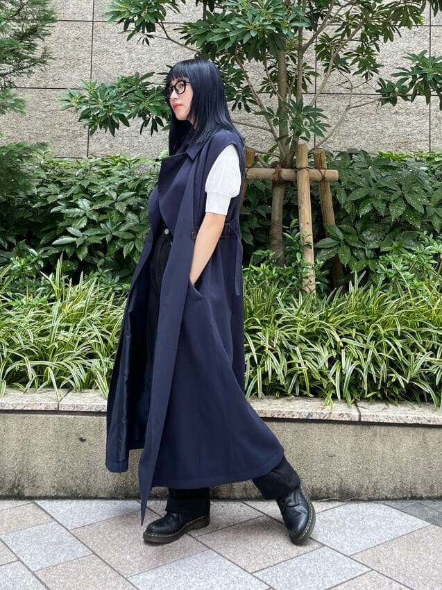 ブラック系のデニムパンツ、ブルー系のトレンチコートを着用したレディースの夏コーディネートの3枚目の写真