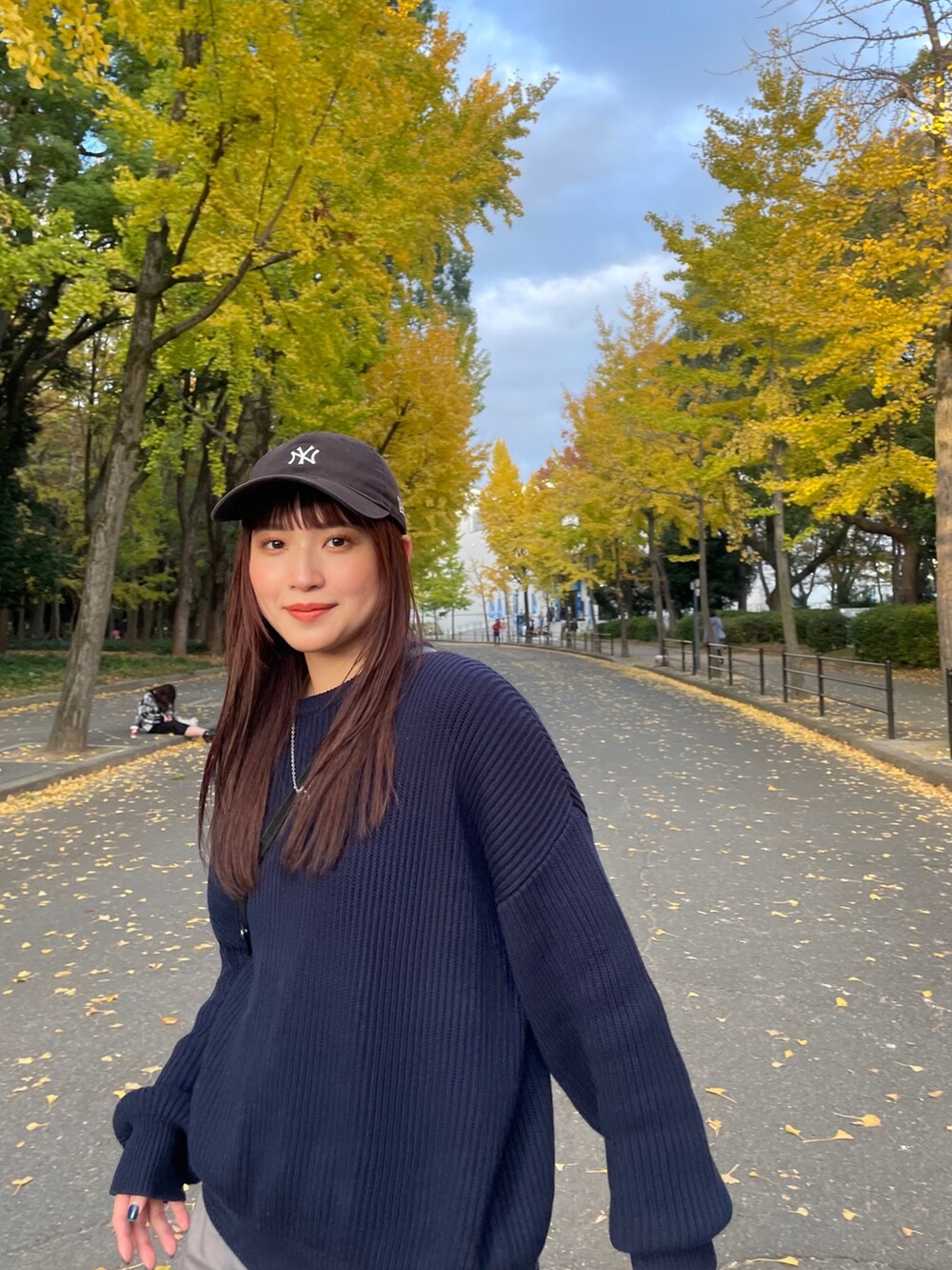 ブルー系のニット/セーターを着用したレディースの秋コーディネートの2枚目の写真