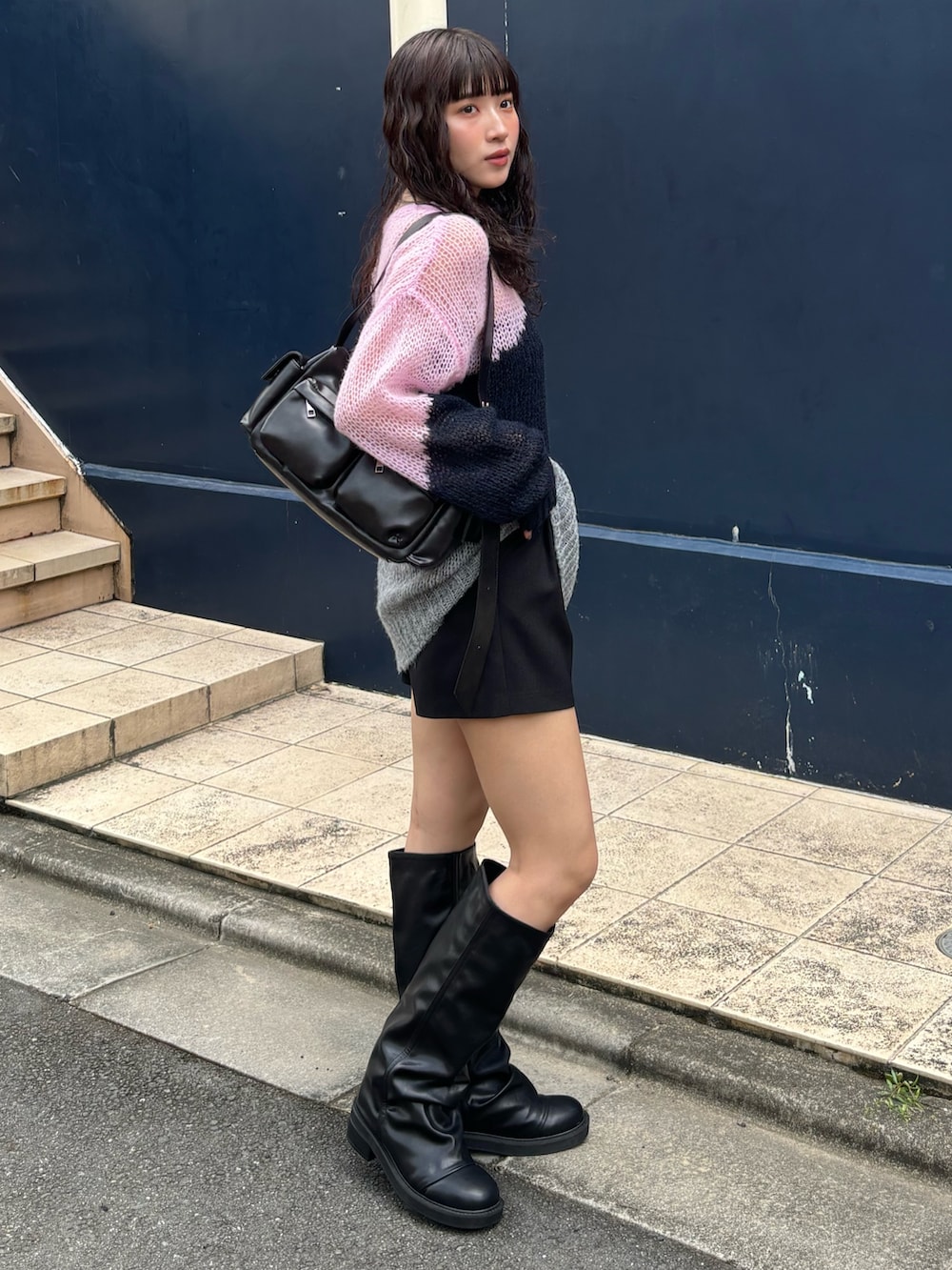 ブルー系のニット/セーターを着用したレディースの秋コーディネートの2枚目の写真