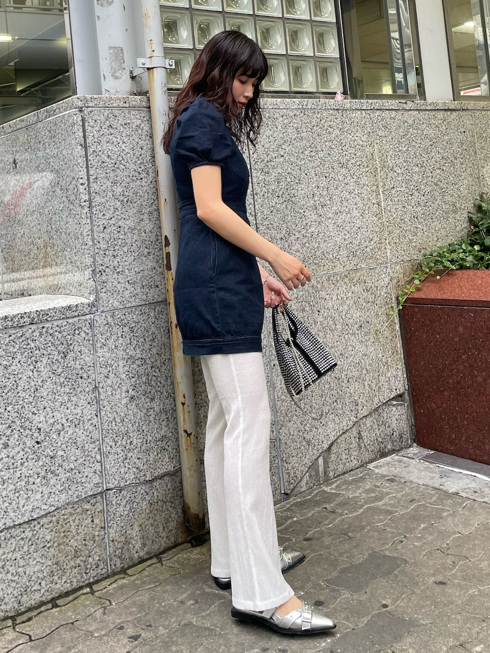 ブルー系のワンピース、ホワイト系のその他パンツ、シルバー系のパンプスを着用したレディースの夏コーディネートの2枚目の写真