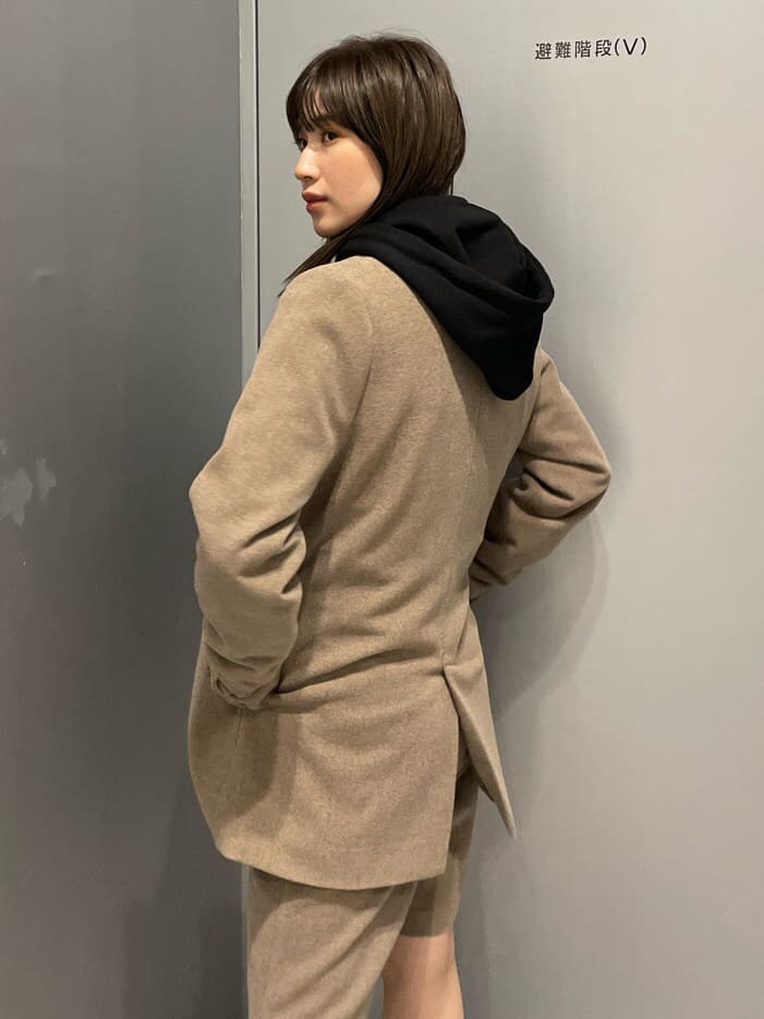 ブラック系のブーツ、ブラウン系のテーラードジャケット、ブラウン系のスラックスを着用したレディースの秋コーディネートの6枚目の写真