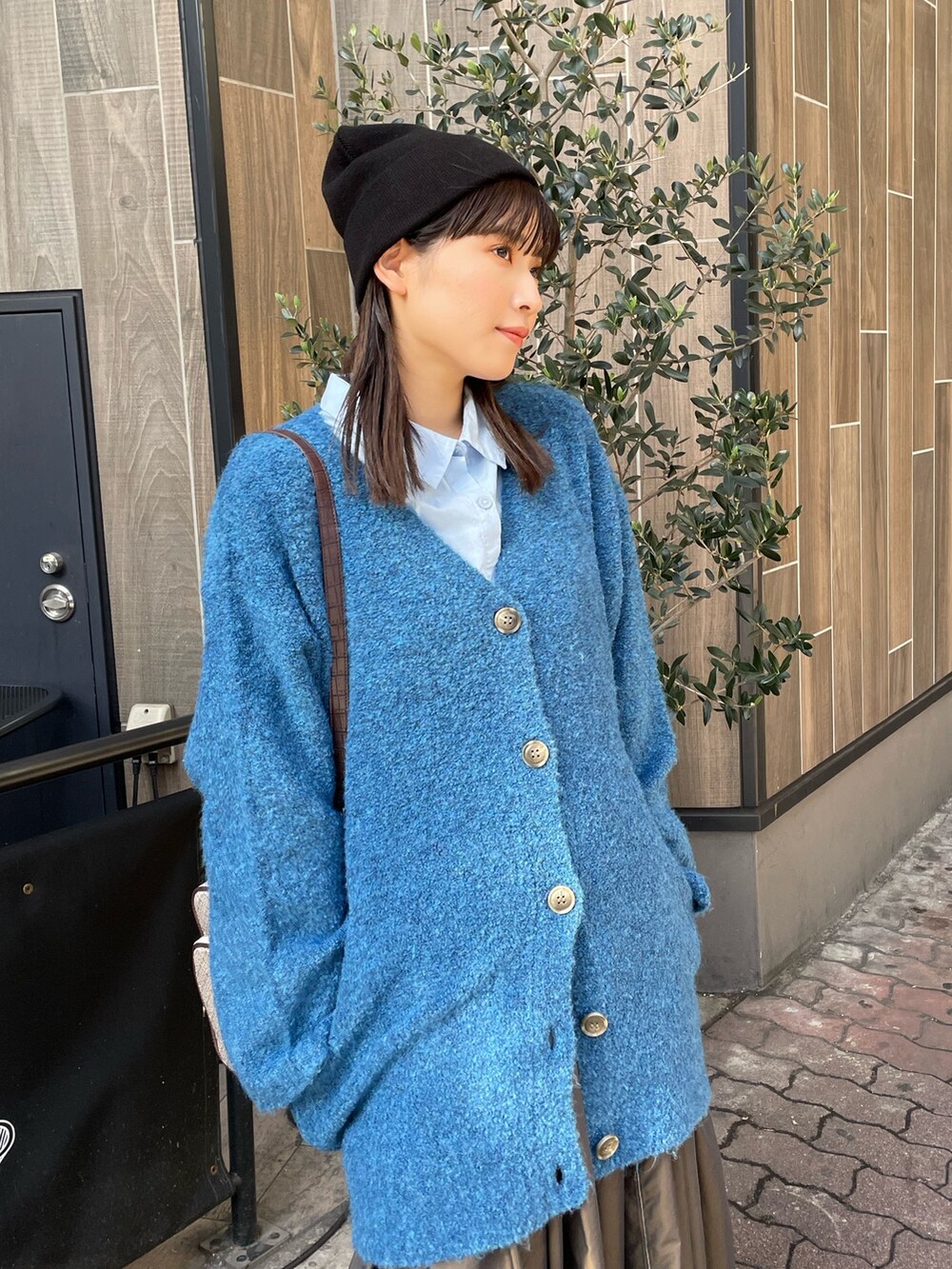 その他のショルダーバッグ、ブルー系のカーディガン/ボレロを着用したレディースの秋コーディネートの4枚目の写真