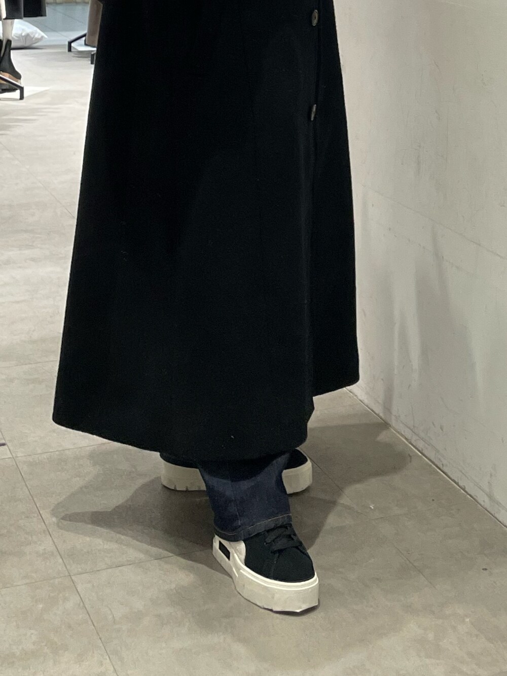 ブラック系のダウンジャケット/コート、グリーン系のニット/セーターを着用したレディースの冬コーディネートの6枚目の写真