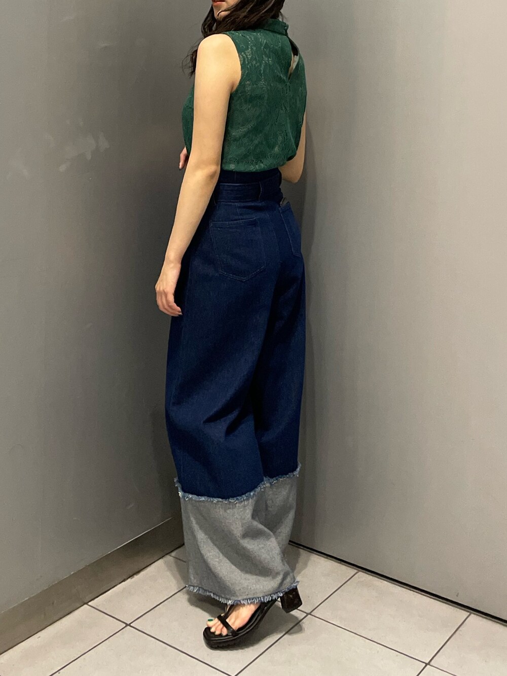 グリーン系のシャツ/ブラウスを着用したレディースの夏コーディネートの2枚目の写真