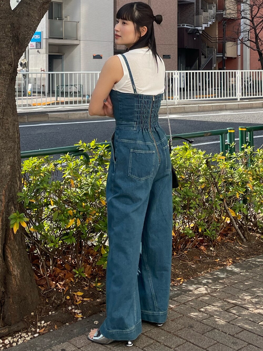 ブルー系のつなぎ/オールインワンを着用したレディースの春コーディネートの4枚目の写真