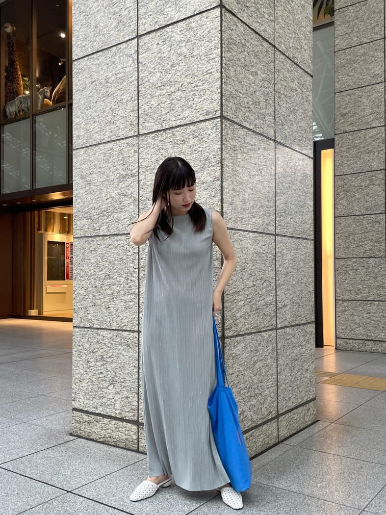 ホワイト系のサンダル、グレー系のワンピースを着用したレディースの夏コーディネートの3枚目の写真