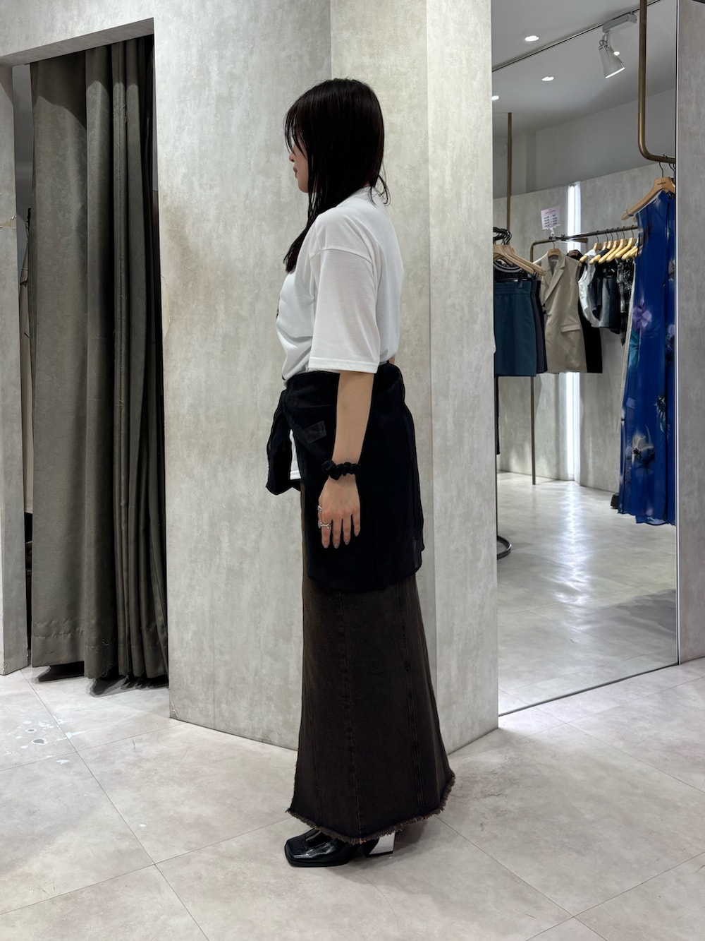 その他のTシャツ/カットソー、ブラック系のシャツ/ブラウス、ブラウン系のデニムスカートを着用したレディースの夏コーディネートの2枚目の写真