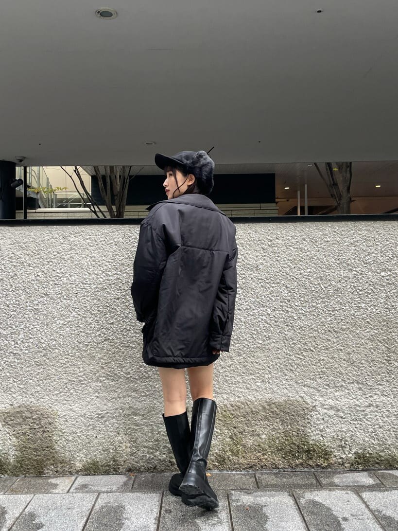 ブルー系のニット/セーター、ブラック系のスカート、ブラック系のシャツ/ブラウスを着用したレディースの秋コーディネートの3枚目の写真