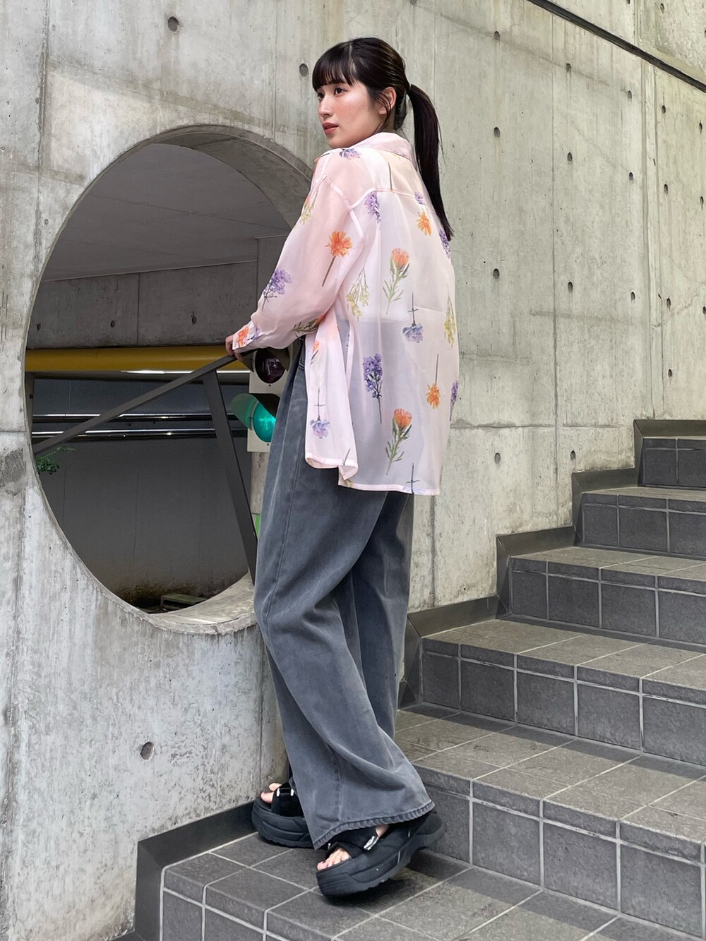 ピンク系のシャツ/ブラウスを着用したレディースの春コーディネートの2枚目の写真