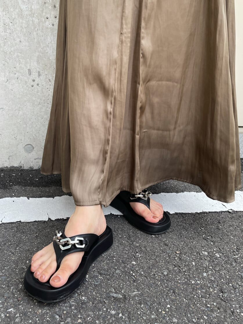 ベージュ系のワンピース、ブラック系のサンダルを着用したレディースの夏コーディネートの10枚目の写真