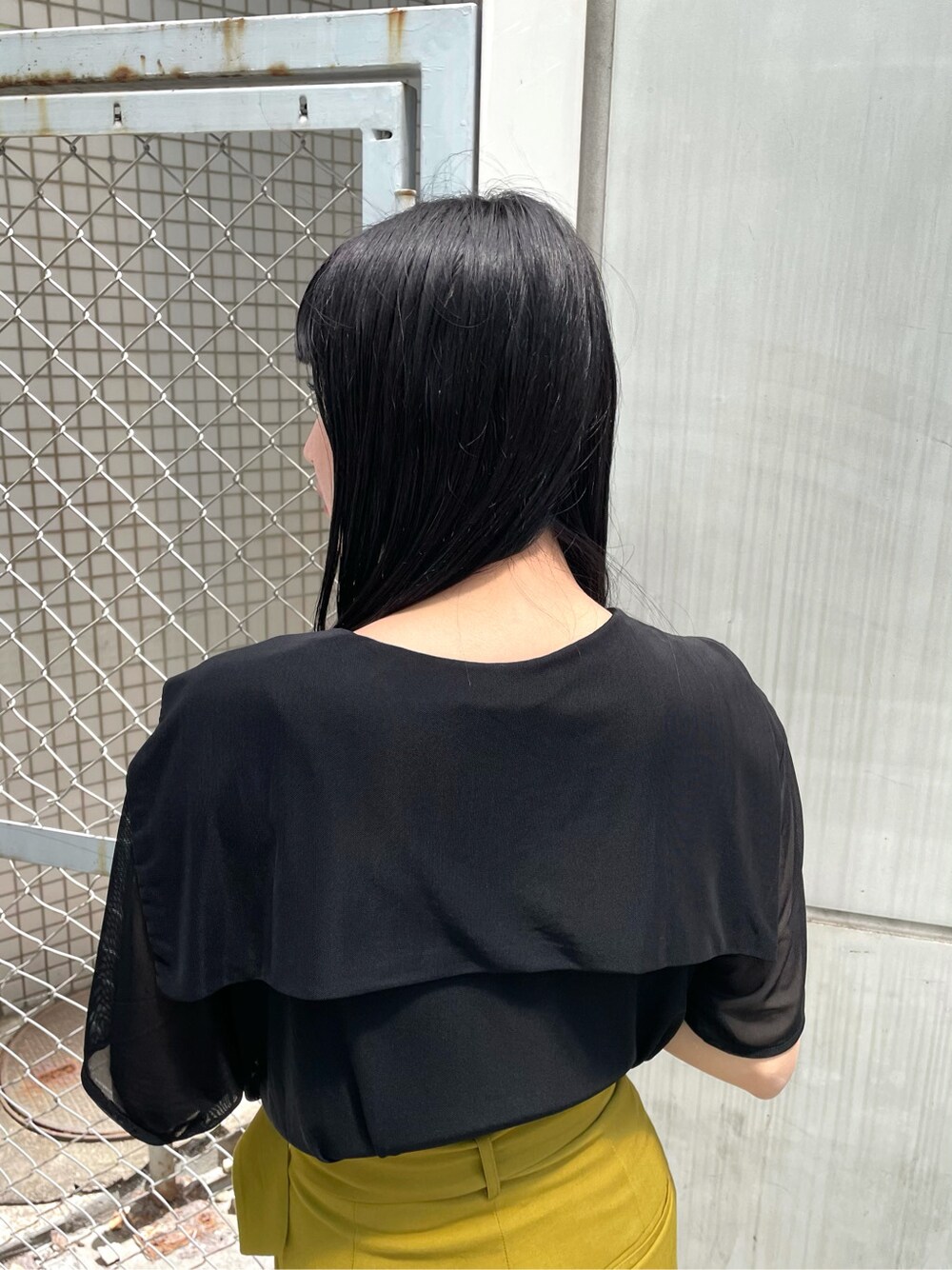 ベージュ系のその他パンツ、ブラック系のサンダル、ブラック系のTシャツ/カットソーを着用したレディースの春コーディネートの4枚目の写真