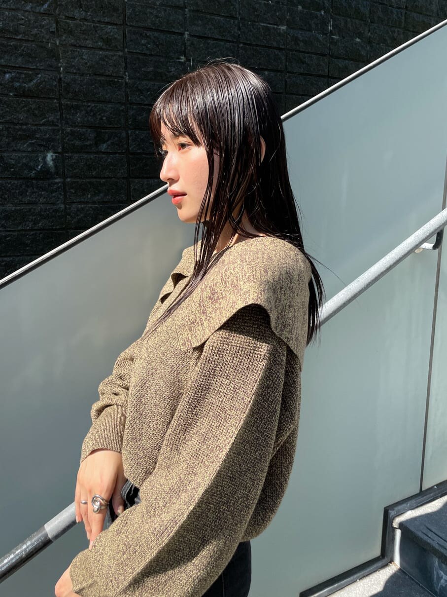 ブラウン系のブーツ、ブラック系のデニムパンツ、イエロー系のニット/セーターを着用したレディースの秋コーディネートの4枚目の写真