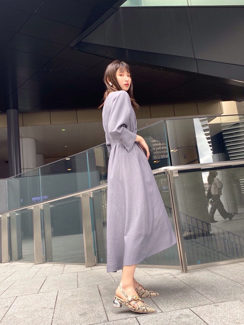 ブルー系のワンピース、その他のパンプスを着用したレディースの春コーディネートの2枚目の写真