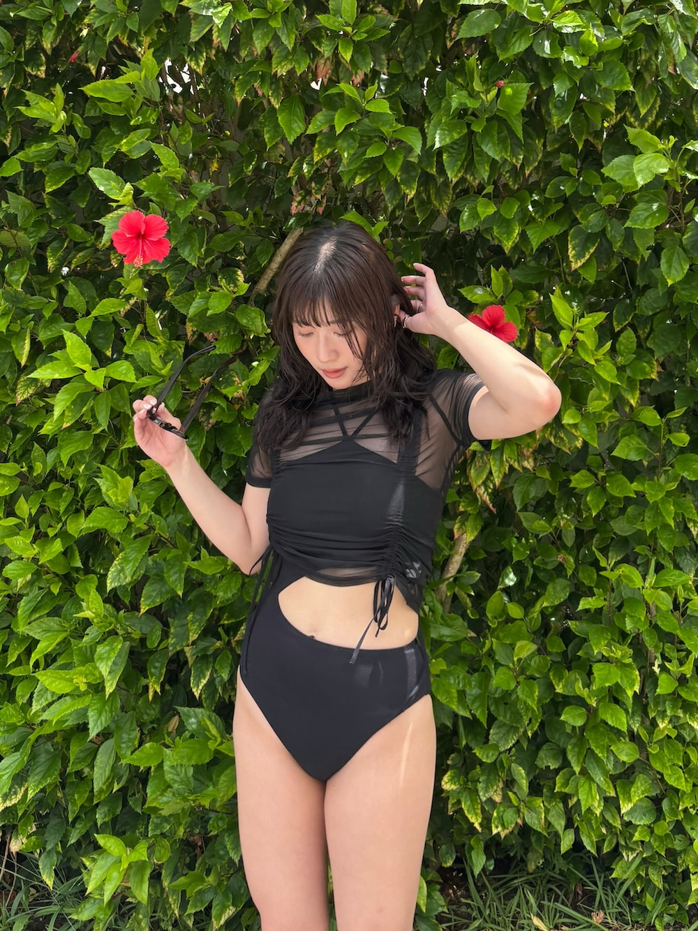 「MURUAのグラデーションシアートップス（Tシャツ/カットソー、ブラック系）」を使った、辻村奈々さん（レディース・159cm）の夏コーディネートの2枚目の写真