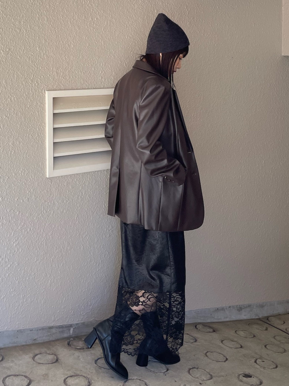 ブラック系のワンピース、ブラウン系のテーラードジャケットを着用したレディースの夏コーディネートの2枚目の写真