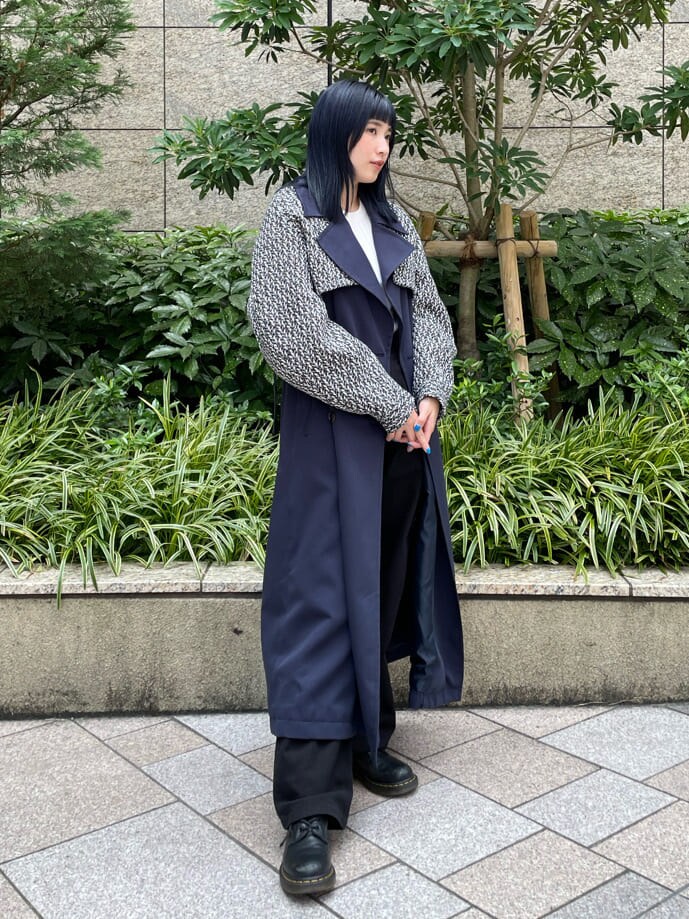 ブラック系のデニムパンツ、ブルー系のトレンチコートを着用したレディースの夏コーディネートの6枚目の写真