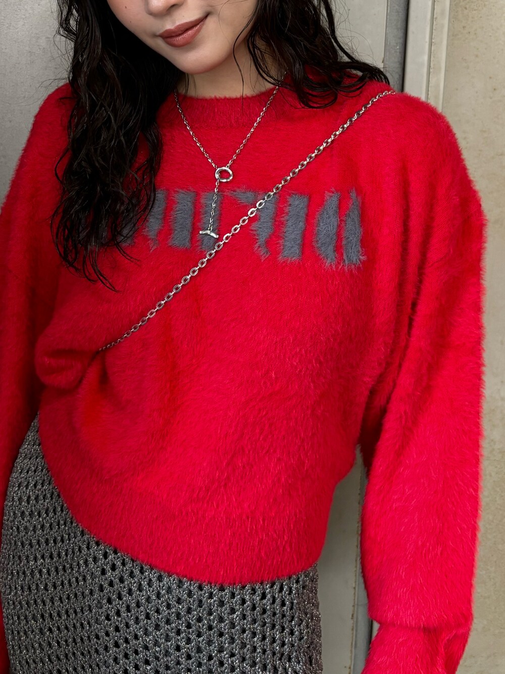 ブラック系のライダースジャケットを着用したレディースの秋コーディネートの4枚目の写真