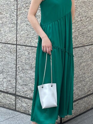 グリーン系のワンピース、ホワイト系のショルダーバッグを着用したレディースの夏コーディネートの8枚目の写真