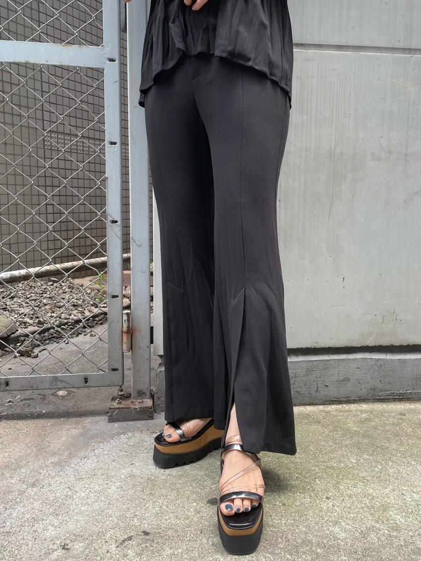 ブラック系のシャツ/ブラウス、ブラック系のサンダル、ブラック系のスラックスを着用したレディースの春コーディネートの6枚目の写真