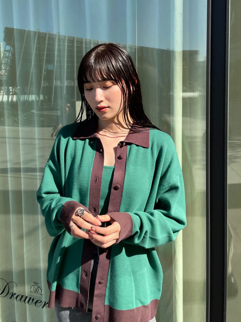 グリーン系のニット/セーター、グリーン系のカーディガン/ボレロ、ブラック系のデニムパンツを着用したレディースの秋コーディネートの3枚目の写真