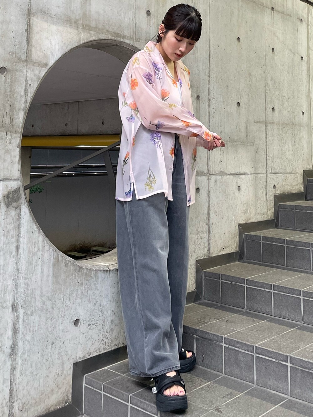 ピンク系のシャツ/ブラウスを着用したレディースの春コーディネートの3枚目の写真