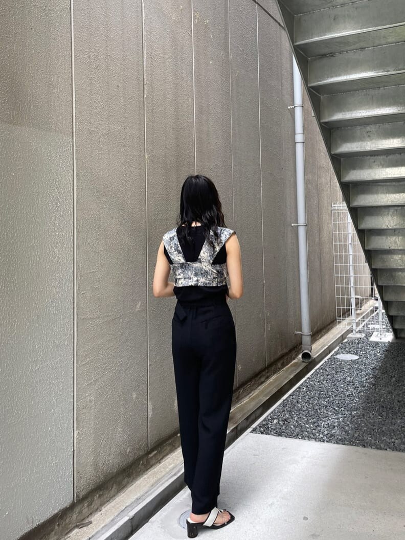 ブラック系のその他パンツ、ブラック系のサンダル、ブラック系のタンクトップを着用したレディースの夏コーディネートの3枚目の写真