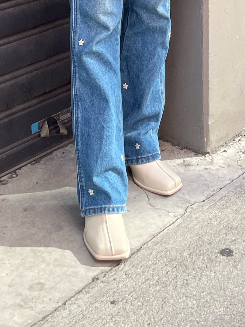 ブラウン系のカーディガン/ボレロ、ホワイト系のニット/セーター、ホワイト系のブーツを着用したレディースの秋コーディネートの8枚目の写真