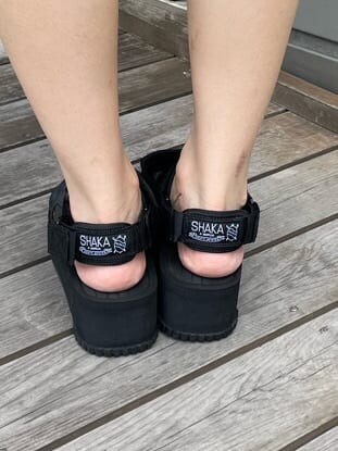 ブラック系のサンダル、ホワイト系のタンクトップ、ブラウン系のシャツ/ブラウスを着用したレディースの夏コーディネートの8枚目の写真