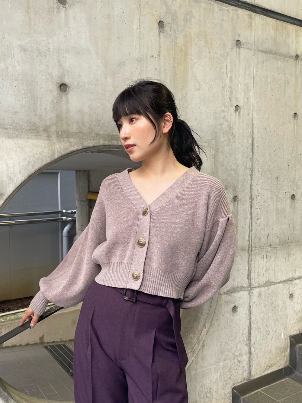 ベージュ系のカーディガン/ボレロを着用したレディースの秋コーディネートの2枚目の写真