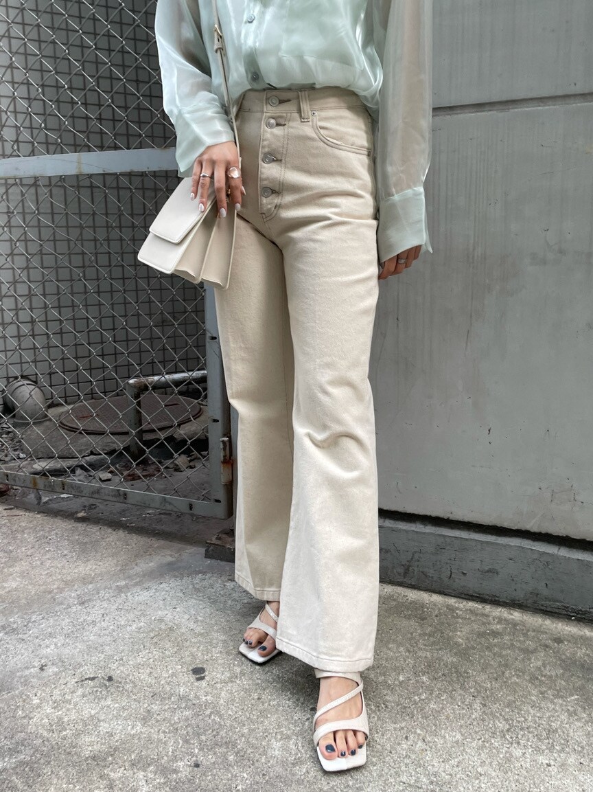 ホワイト系のその他パンツ、ホワイト系のハンドバッグ、ホワイト系のサンダルを着用したレディースの春コーディネートの7枚目の写真