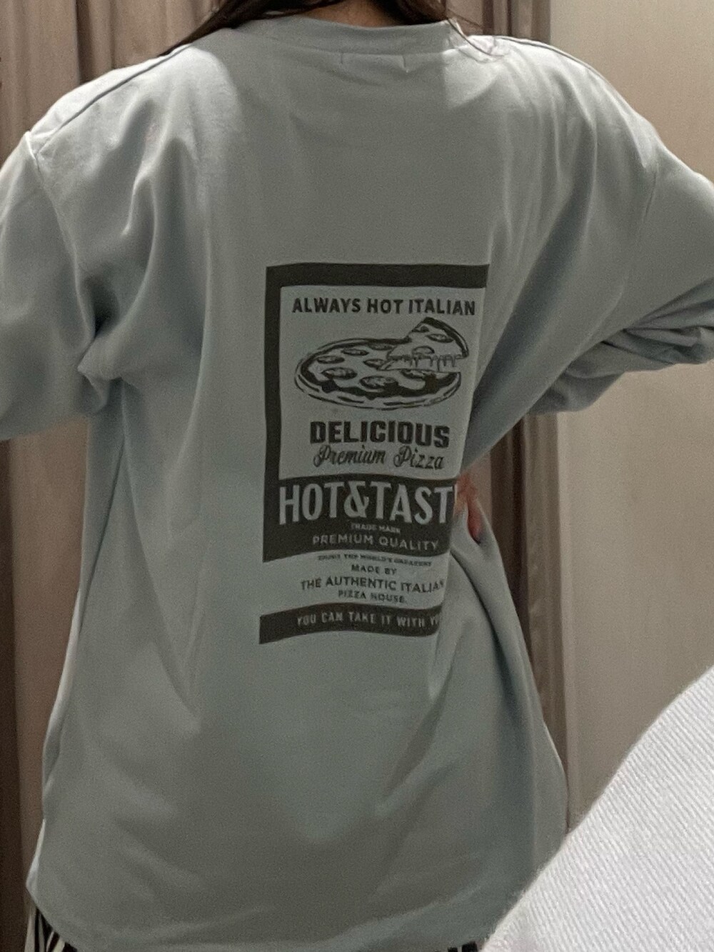 ホワイト系のスカート、ブルー系のTシャツ/カットソー、ブラック系のキャップを着用したレディースの冬コーディネートの5枚目の写真