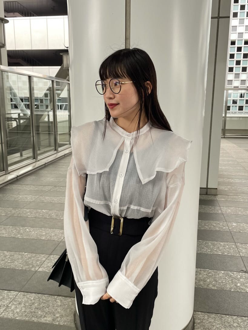 ブラック系のその他パンツ、ブラック系のサンダル、ホワイト系のシャツ/ブラウスを着用したレディースの夏コーディネートの6枚目の写真