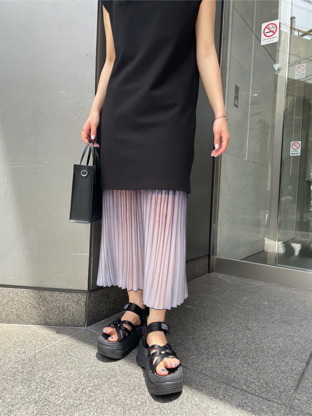 ブルー系のスカート、ブラック系のワンピース、ブラック系のサンダルを着用したレディースの夏コーディネートの6枚目の写真