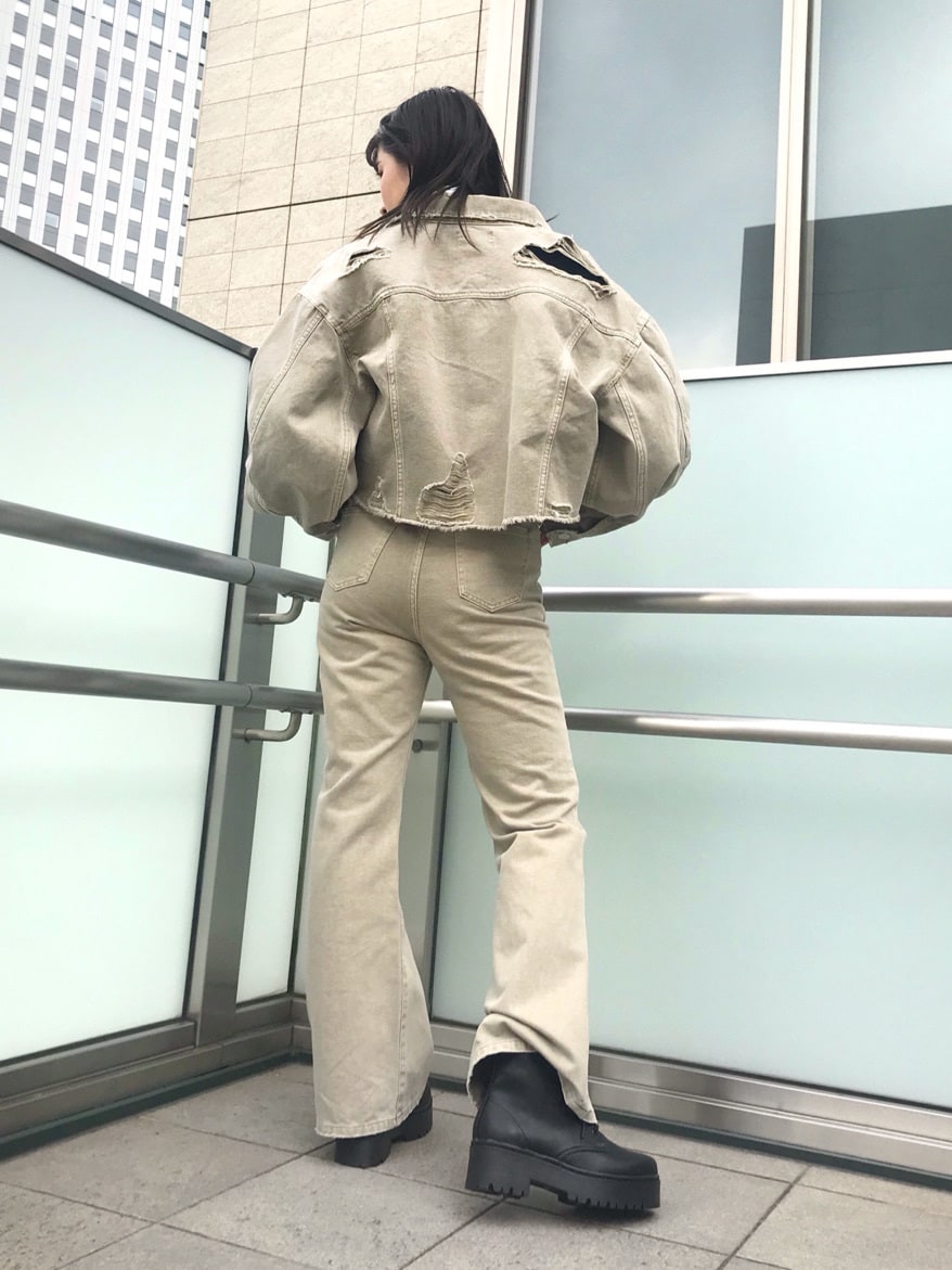 ブラック系のブーツ、ベージュ系のデニムジャケット、ベージュ系のその他パンツを着用したレディースの冬コーディネートの3枚目の写真