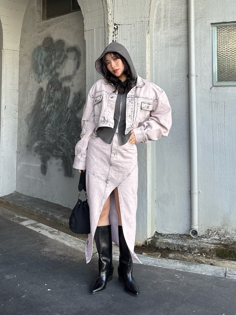 「MURUAの【セット販売】デニムジャケット&ロングスカートセット（セットアップ、ピンク系）」を使った、辻村奈々さん（レディース・159cm）の冬コーディネートの4枚目の写真