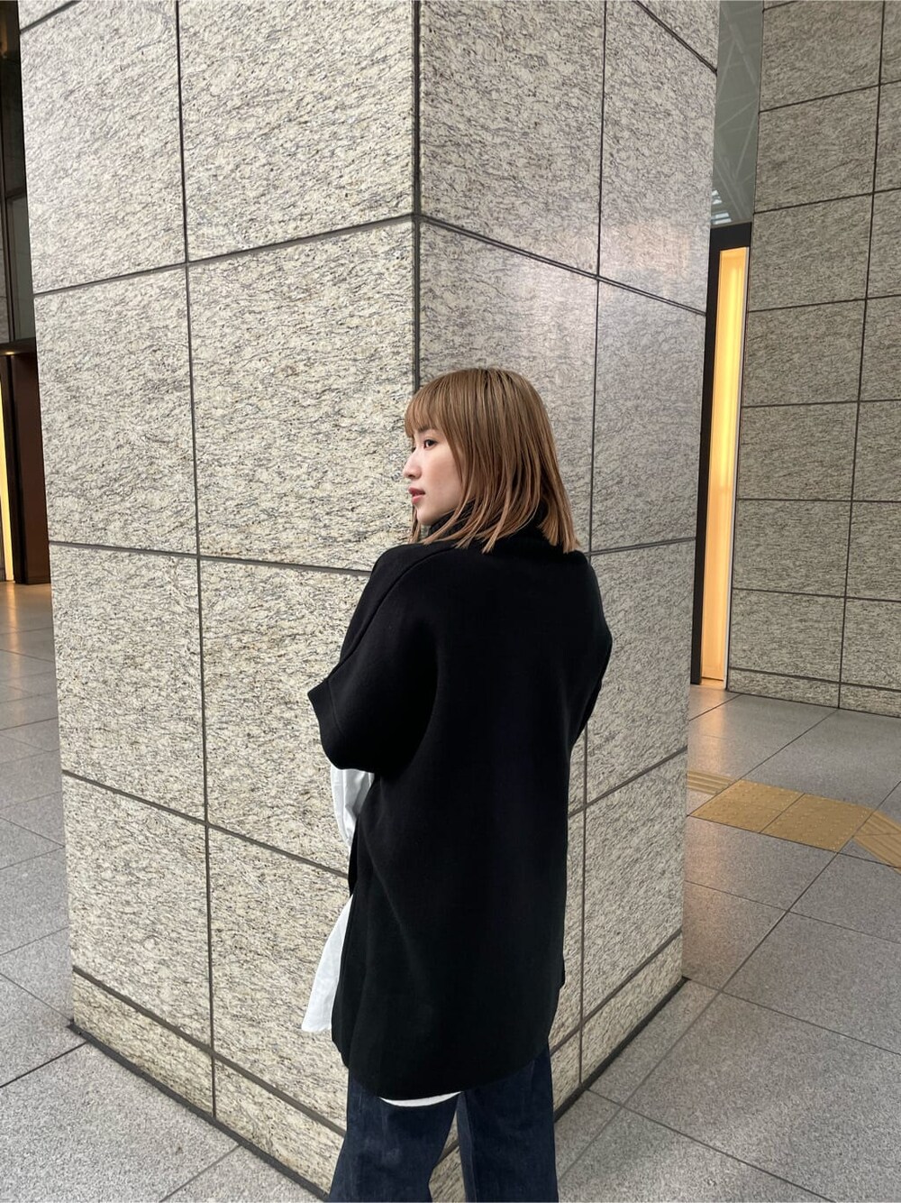 ブラック系のワンピースを着用したレディースの冬コーディネートの6枚目の写真